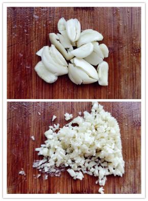 将大蒜用刀背压扁，揪掉蒜皮，然后切成蒜末备用。小提示：大蒜中的刺激气味是大蒜油，有杀菌消炎等功效，切碎后在空气中氧化一会儿，营养加倍。