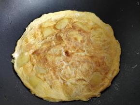 盛出切块，将喜欢的酱料装在挤料瓶或剪口裱花袋中，挤在上面就可以了。