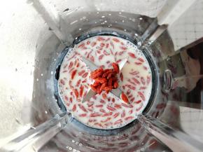 先将枸杞淘洗一下，和牛奶、水一起倒入米厨破壁机中。