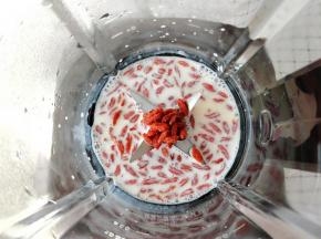 先将枸杞淘洗一下，和牛奶、水一起倒入米厨破壁机中。