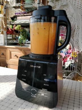 选择汤/粥模式，点按调节速度为H（高速），搅打1分钟左右。