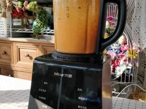 选择汤/粥模式，点按调节速度为H（高速），搅打1分钟左右。