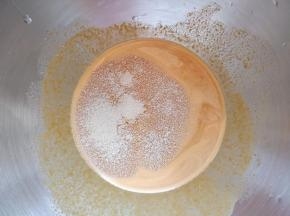 将搅碎的枸杞牛奶液从破壁机中倒入厨师机搅拌桶或面包机桶内，加入酵母粉。如果是普通料理机搅打的，最好用筛网过滤一下，以免出渣太多，影响口感。