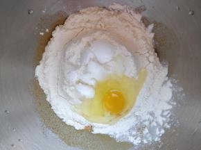 再依次加入高筋粉、糖盐和鸡蛋。