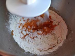 启动厨师机，先低速搅匀，再中高速和成光滑的面团。