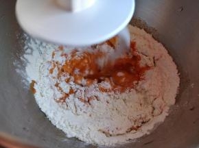 启动厨师机，先低速搅匀，再中高速和成光滑的面团。