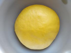 发酵到大约1倍大小，取出揉去气泡，静置饧面20分钟。