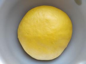 发酵到大约1倍大小，取出揉去气泡，静置饧面20分钟。