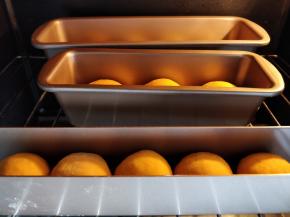 将面团放入烤箱中下层，进行二次发酵，约40分钟左右。