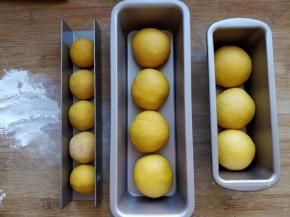 用厨房秤将面团分成30克左右一个的小面团，揉圆后放入模具中。我用的是学厨U型饼干模和磅蛋糕模，也可以用其他合适的长条模具。