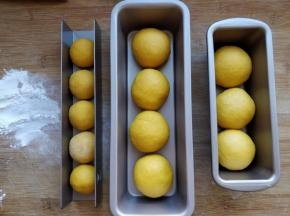 用厨房秤将面团分成30克左右一个的小面团，揉圆后放入模具中。我用的是学厨U型饼干模和磅蛋糕模，也可以用其他合适的长条模具。