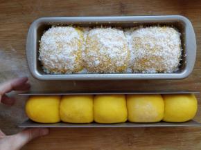 面团发酵到八分满时，表面刷少许蛋黄液，撒上椰蓉。