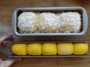 面团发酵到八分满时，表面刷少许蛋黄液，撒上椰蓉。