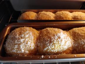 放入预热好的烤箱中下层，上下火同时加热，150度烤15-20分钟左右。模具和面团相对较小，很容易熟透，具体时间和温度可根据不同烤箱和模具大小，酌情调整。