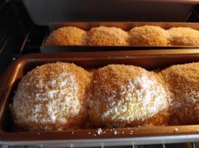 放入预热好的烤箱中下层，上下火同时加热，150度烤15-20分钟左右。模具和面团相对较小，很容易熟透，具体时间和温度可根据不同烤箱和模具大小，酌情调整。