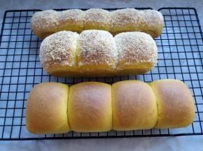 将烤好的面包脱模，放在晾网上晾凉。