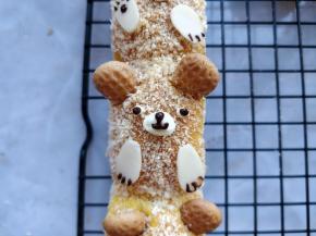 用融化的巧克力画出小熊的五官，就做好了。