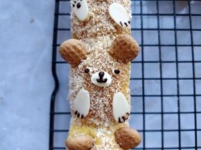 用融化的巧克力画出小熊的五官，就做好了。