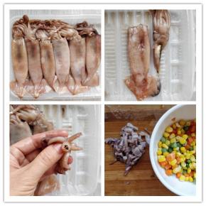 将冷冻的鱿鱼解冻后，揪住头部把内脏拖出来，鱿鱼筒抽掉软骨备用。挤掉头部的“鹦鹉嘴”，把鱿鱼须上的吸盘撸一下，冲洗后切碎。同时准备“什锦菜”（胡萝卜丁、青豆和玉米粒）备用。
小提示：揪内脏的时候不要弄破“墨囊”，不然冲洗起来很麻烦。新鲜的鱿鱼应该是青绿色的，我这个这个是春节时候拿给老妈家，她没吃又拿回来了，所以颜色微微发红，不是那么新鲜了，但是一直冷冻的，并不影响食用。