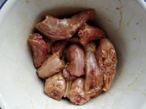 将处理好的鸡脖装入大碗中，加盐、糖、生抽、料酒、十三香粉抓匀，腌制一会儿。