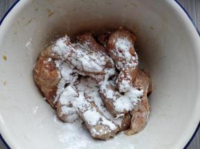 再倒入淀粉抓匀备用。