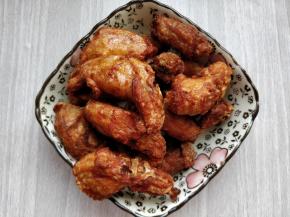 将鸡脖一个个放入油中，鸡脖会很快浮起，说明油温合适，如果沉底不动，说明油温太低。将表面炸成金黄色后，调低油温到100度左右，把鸡脖“养炸”到熟透，盛出备用。