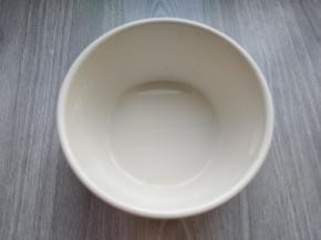 将半勺淀粉加3勺清水调成水淀粉，将腌鸡脖剩的腌料也混入其中。