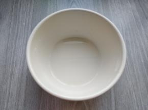 将半勺淀粉加3勺清水调成水淀粉，将腌鸡脖剩的腌料也混入其中。