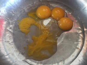 蛋黄加入油和水，用蛋抽搅拌均匀