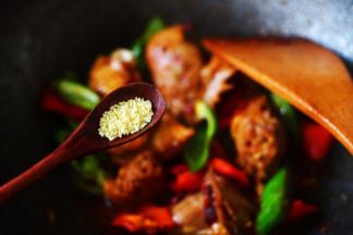 看见青红椒断生变色的时候，加入鸡精调味。