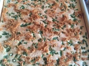 出炉，晾凉，油纸包住肉松得一面，用擀面杖压住，从一层卷到另一侧，收口朝下，冰箱冷藏4小时以上