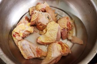 盆中加入适量清水后，放入5克料酒，把洗净的鸡块放入盆中浸泡一会儿。