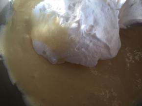 搅拌均匀后，加入另外三分之一翻拌