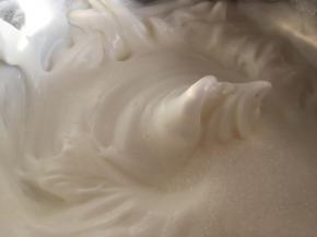 蛋白打到稍微有纹路，加入最后20克白砂糖继续打