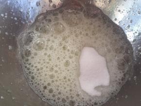 蛋白打成鱼眼泡加20克白砂糖继续打发