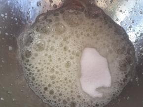 蛋白打成鱼眼泡加20克白砂糖继续打发