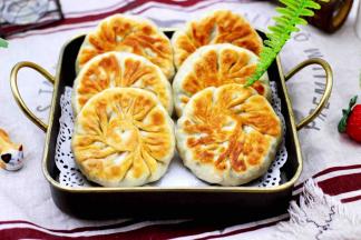 香酥可口又美味的白菜猪肉豆干馅饼就做好了。