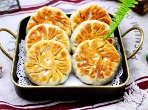 香酥可口又美味的白菜猪肉豆干馅饼就做好了。