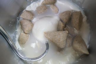 除黄油、盐和鲜酵母外，其他材料一起放进桶内，老面整块放，全麦烫种切块放