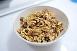 去除小碎粒备用（我是用的即食核桃仁，不用提前烤制）