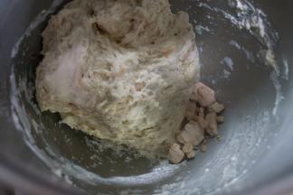 材料打成团后放入鲜酵母
