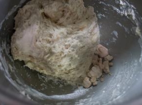 材料打成团后放入鲜酵母