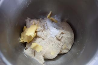 黄油提前软化，面团出筋后加入黄油和盐