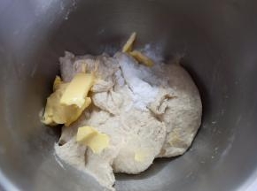 黄油提前软化，面团出筋后加入黄油和盐