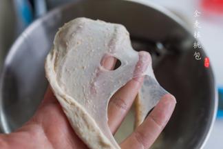 厨师机低速3分钟黄油被吸收后，转中速2分钟左右至完全状态