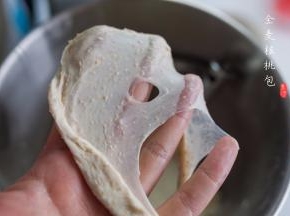 厨师机低速3分钟黄油被吸收后，转中速2分钟左右至完全状态