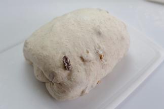 进行折叠翻面后，继续放26度环境下发酵30分钟