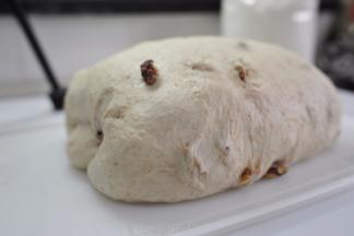 30分钟后取出面团，此时面团不止两倍大，如果是戳洞检查应该是基本不回缩的状态，如果回缩的厉害，那就继续发一会