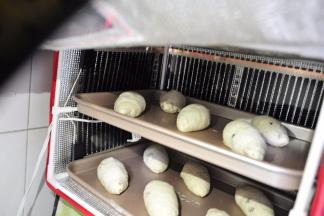 放在36度环境下发酵40分钟，表面喷些水雾