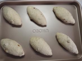 在烤盘上排列整齐，留出足够的空间
